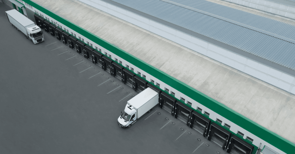 Ciężarówka wyjeżdżająca z centrum logistycznego