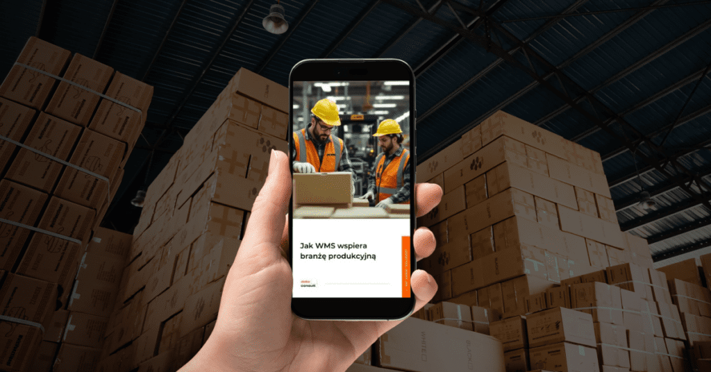 Ręka trzymająca telefon z uruchomioną stroną DataConsult - Jak system WMS wspiera branżę produkcyjną?