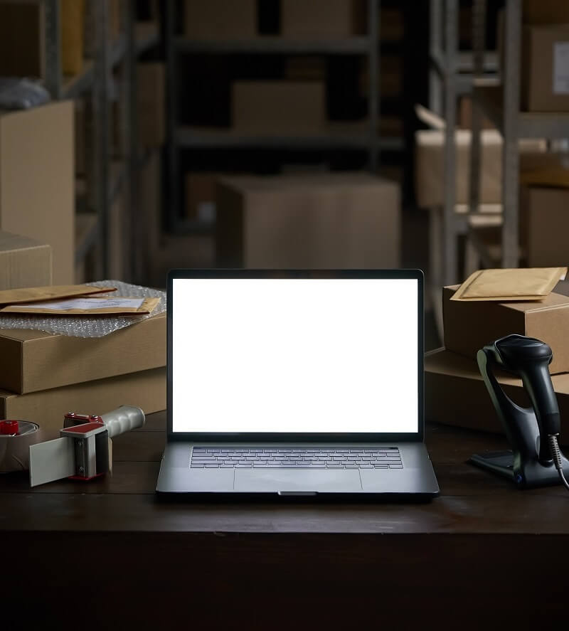 laptop z uruchomionym programem magazynowym w chmurze na laptopie